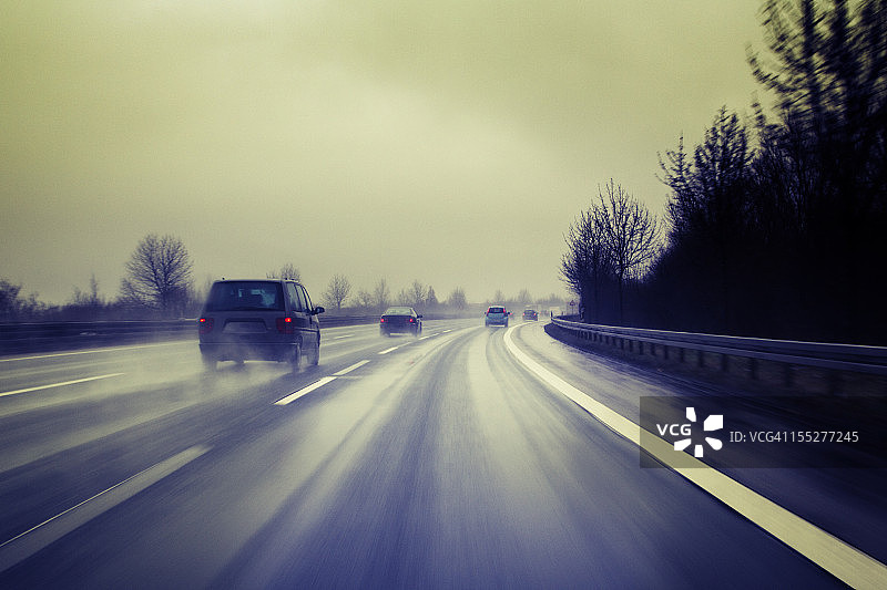 德国高速公路的恶劣天气图片素材