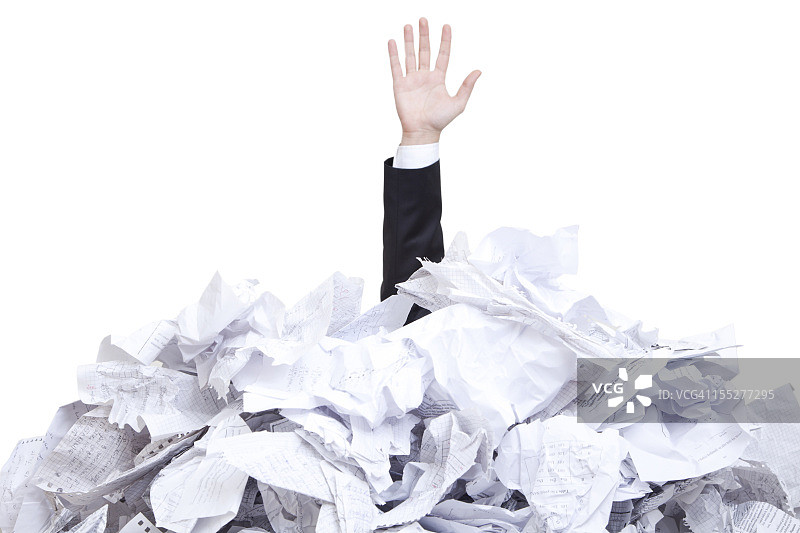 一个身上贴满碎纸片的男人图片素材