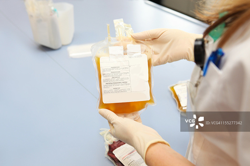 血库中的医生拿着装有白细胞的袋子图片素材