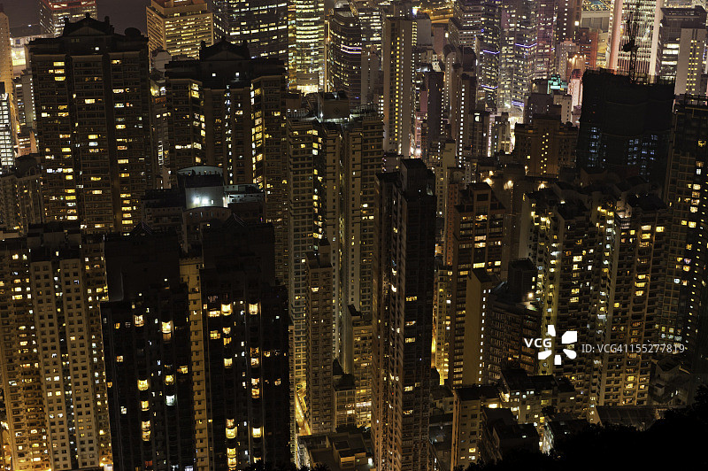 中国香港拥挤的高层住宅摩天大楼夜景图片素材