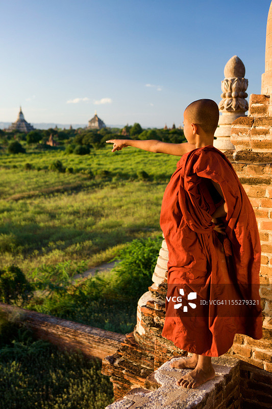 年轻的佛教僧侣图片素材