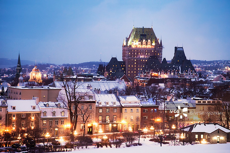 冬季夜晚的魁北克老城图片素材