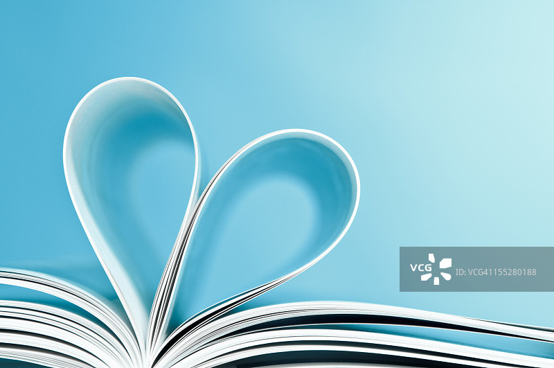 喜欢阅读，书页折叠成心形图片素材