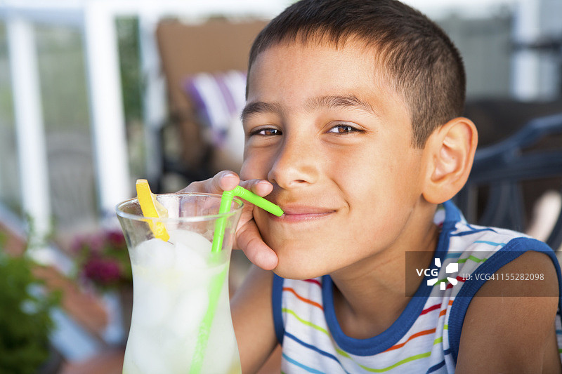 男孩在户外喝柠檬水图片素材
