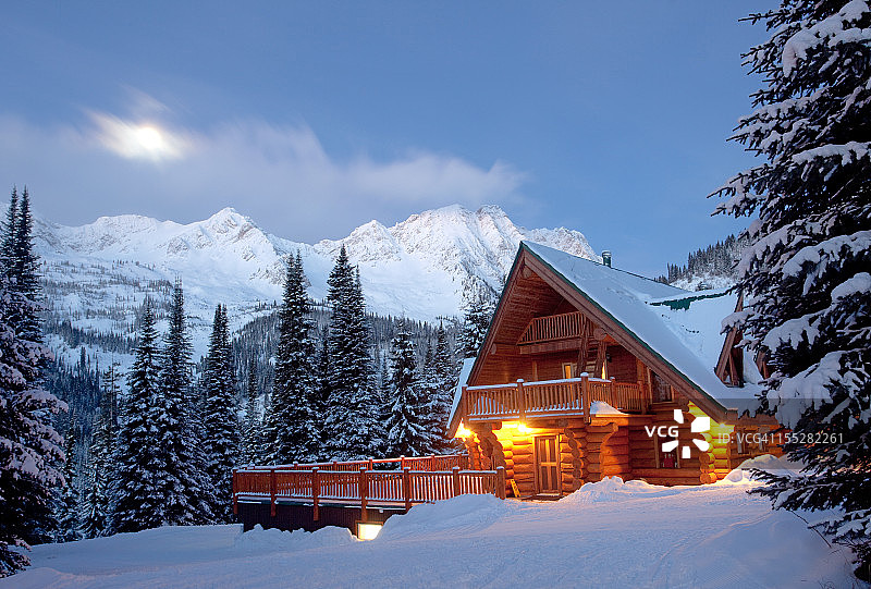 冬季山间小屋图片素材