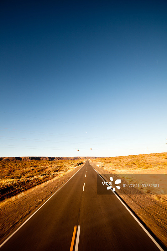 延伸至远方的空旷沙漠公路图片素材