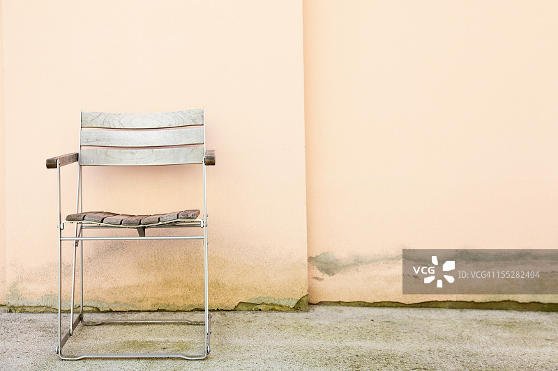 风化混凝土后院中的椅子图片素材