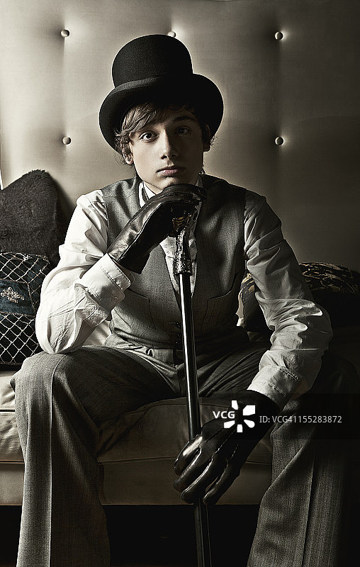 衣着考究的维多利亚时代年轻男士图片素材