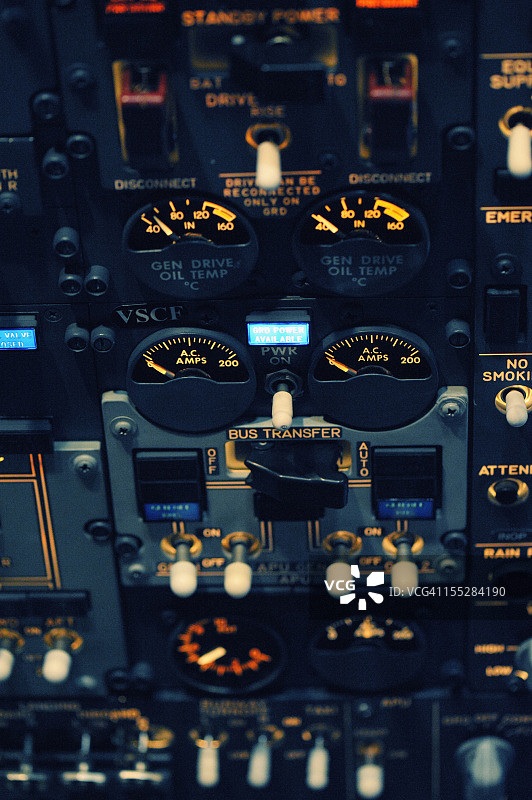 波音737-300飞机顶板夜景照片图片素材