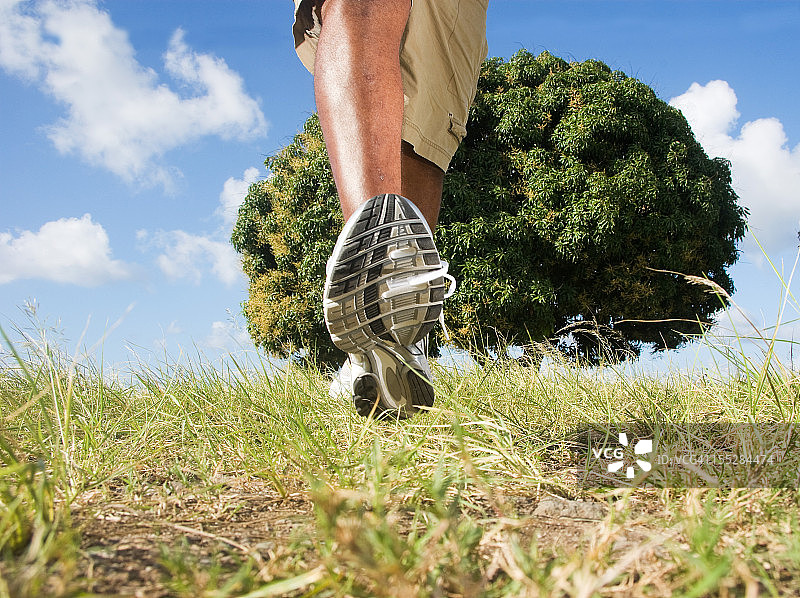在空旷的田野里行走图片素材