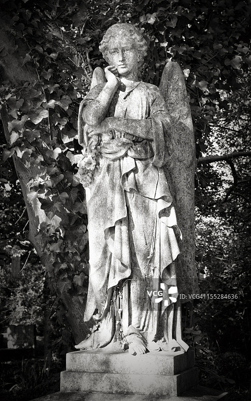 古老墓地的天使雕塑图片素材