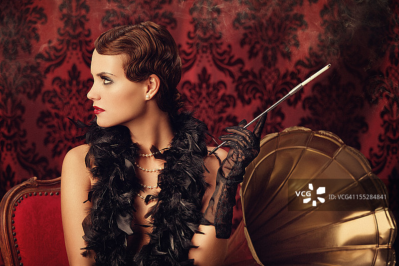 听着音乐抽烟的复古女人图片素材