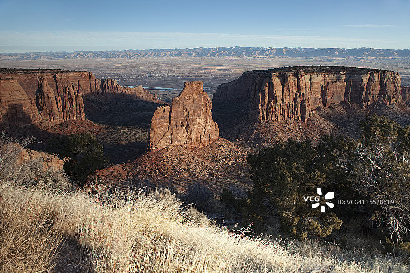 科罗拉多国家纪念碑的清晨悬崖和峡谷（横版）图片素材