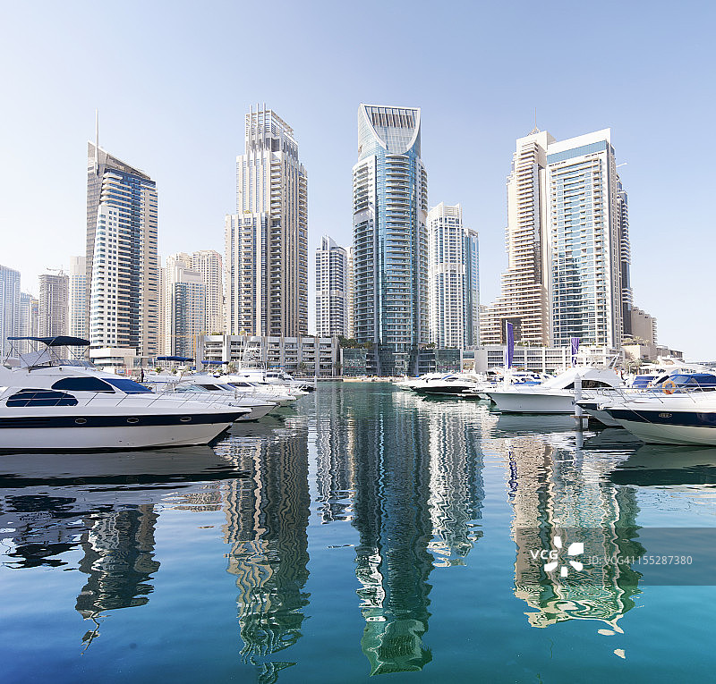 阿拉伯联合酋长国迪拜码头城市天际线图片素材