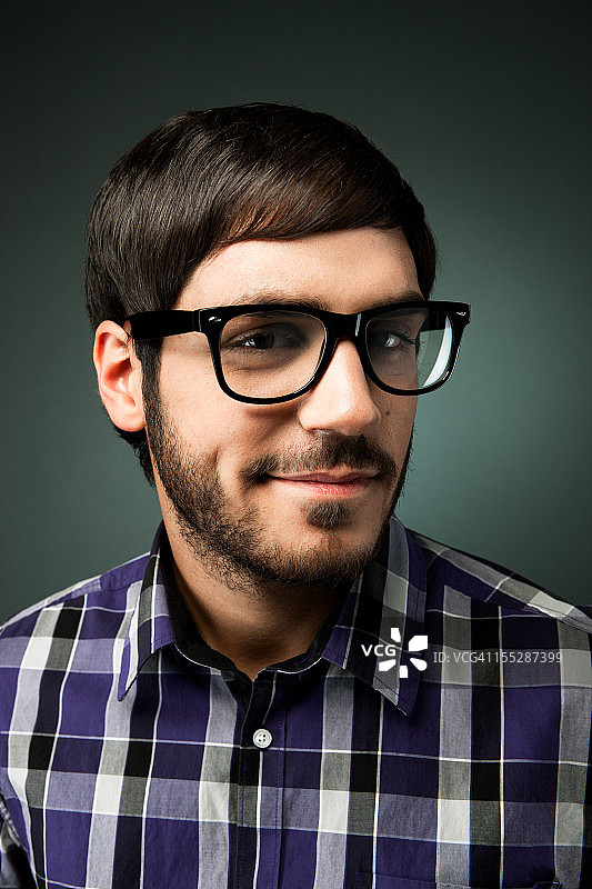 戴眼镜的英俊休闲男人肖像图片素材