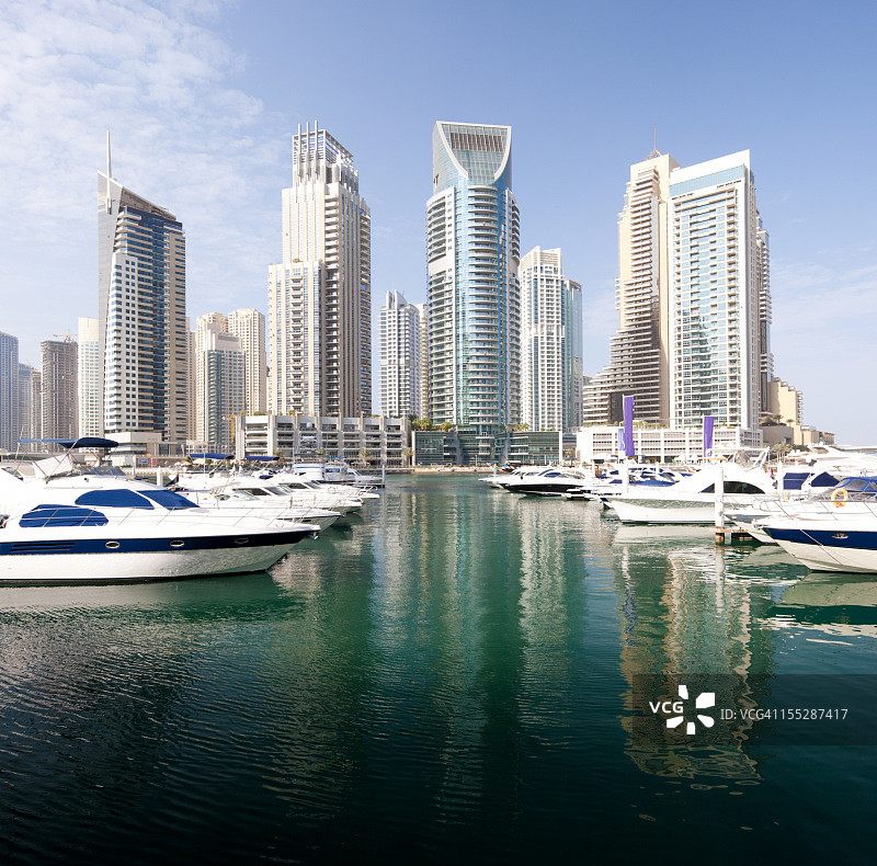 阿拉伯联合酋长国迪拜码头城市天际线图片素材