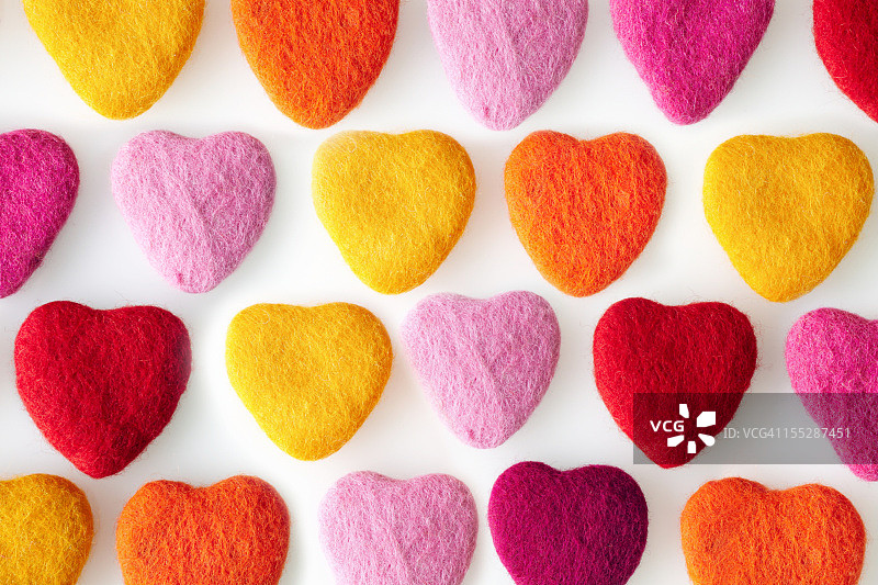成排的彩色毛毡心形图片素材
