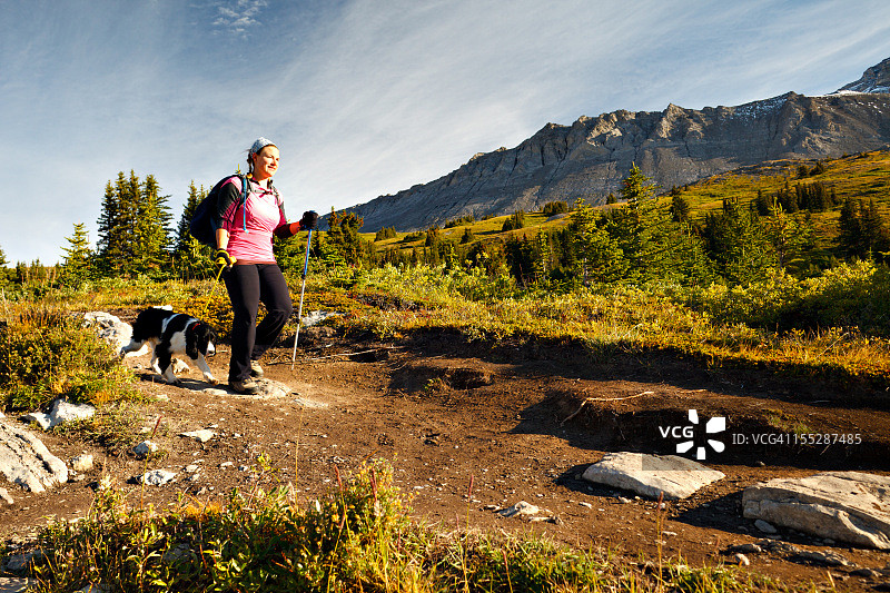 阿尔卑斯徒步者与狗图片素材