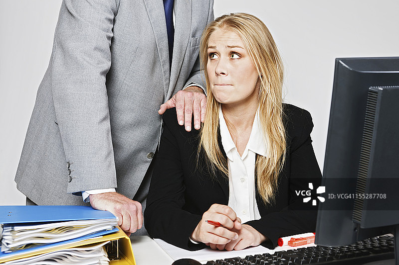 男商人骚扰年轻女商人图片素材