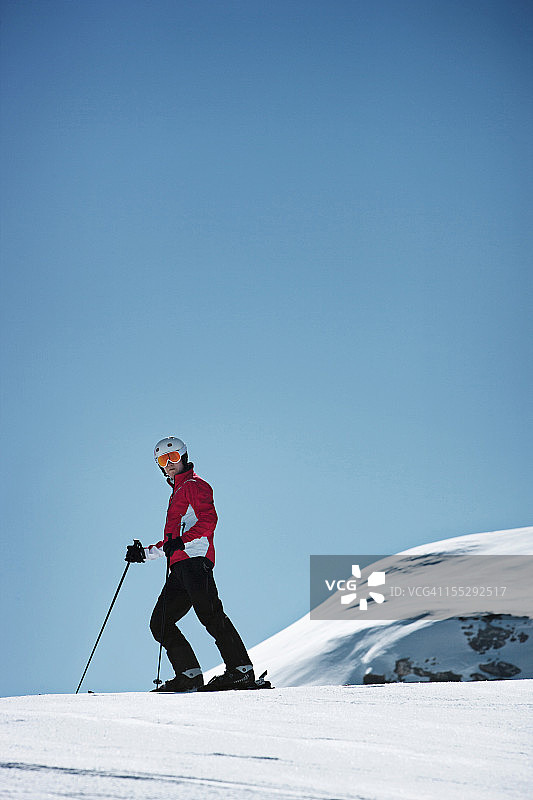 滑雪者在雪坡上滑行图片素材