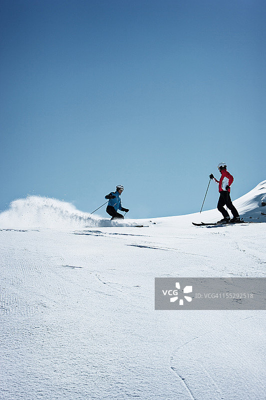 滑雪者在雪坡上滑行图片素材