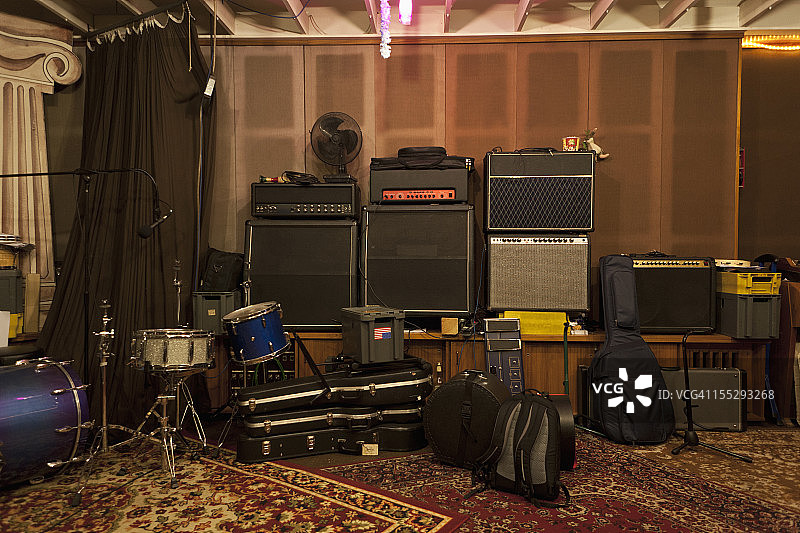 录音棚中的乐器和音频设备图片素材
