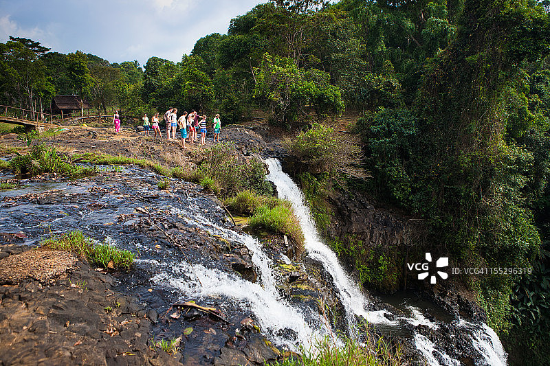 一群人在瀑布顶端合影图片素材