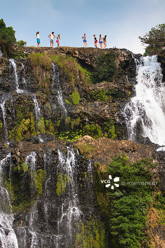 一群人在瀑布顶端合影图片素材