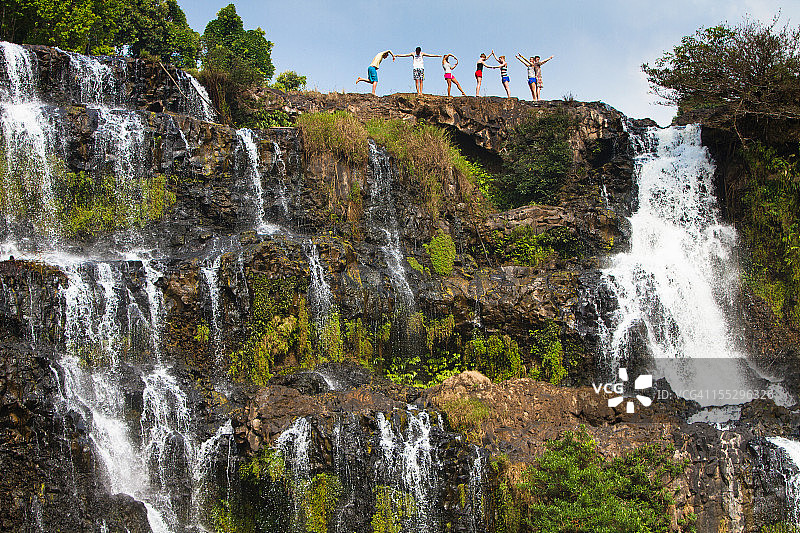 一群人在瀑布顶端合影图片素材