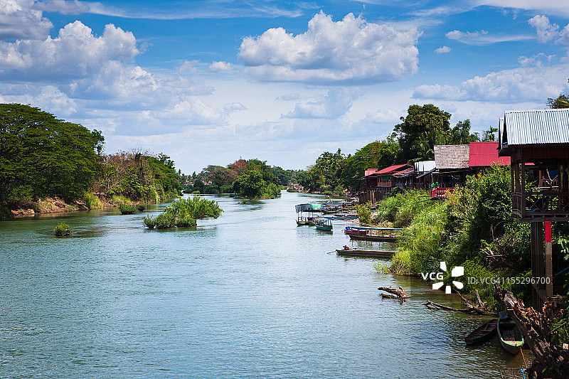 风景秀丽的岛屿上的河畔简易别墅图片素材