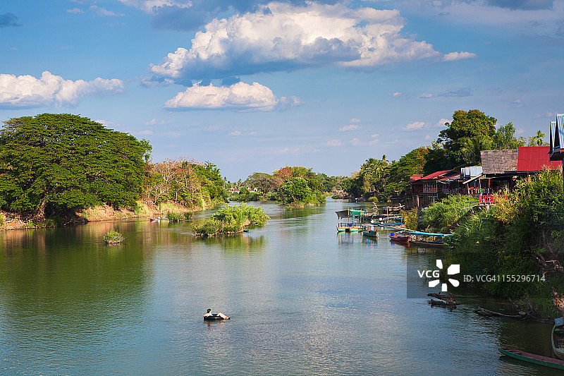 男人在河里玩轮胎图片素材
