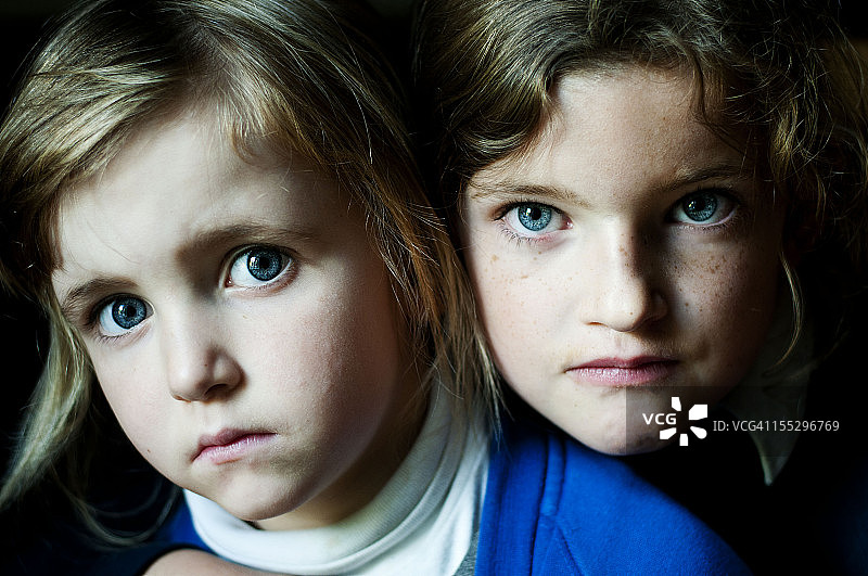 两个表情严肃的女孩图片素材