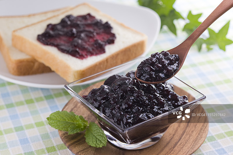 用勺子舀蓝莓酱图片素材