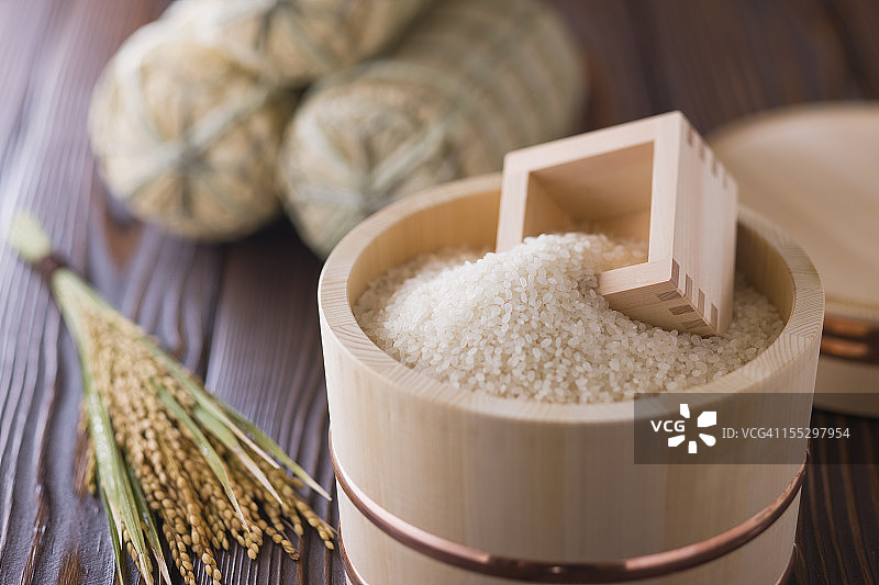 木桶里的米和量杯图片素材