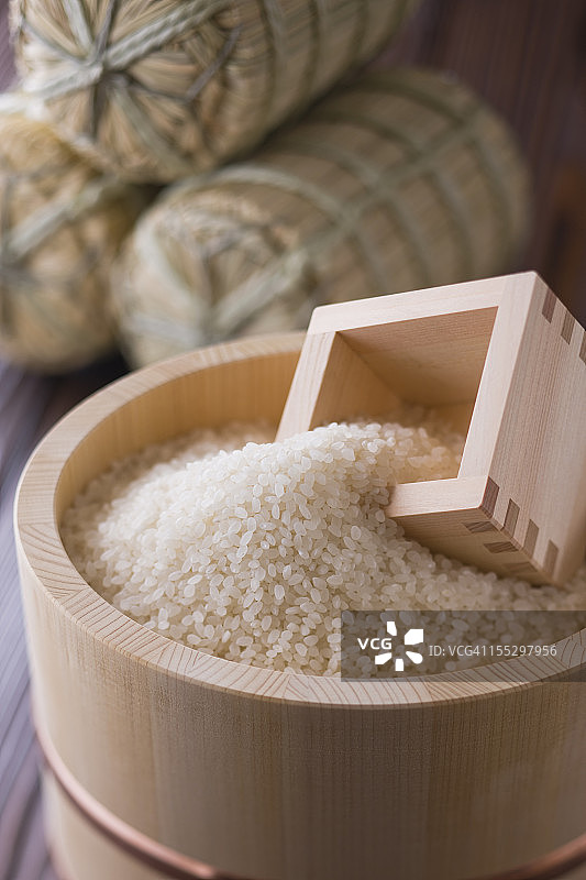 木桶里的米和量杯图片素材