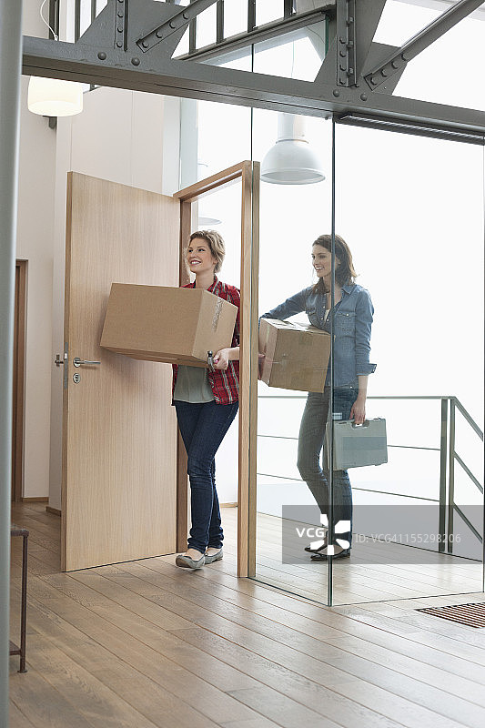 在家搬运纸箱的女性朋友图片素材