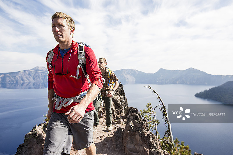 在俄勒冈州徒步环绕火山口湖图片素材