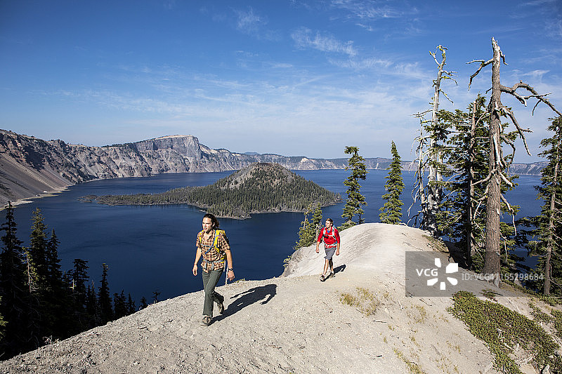 在俄勒冈州徒步环绕火山口湖图片素材