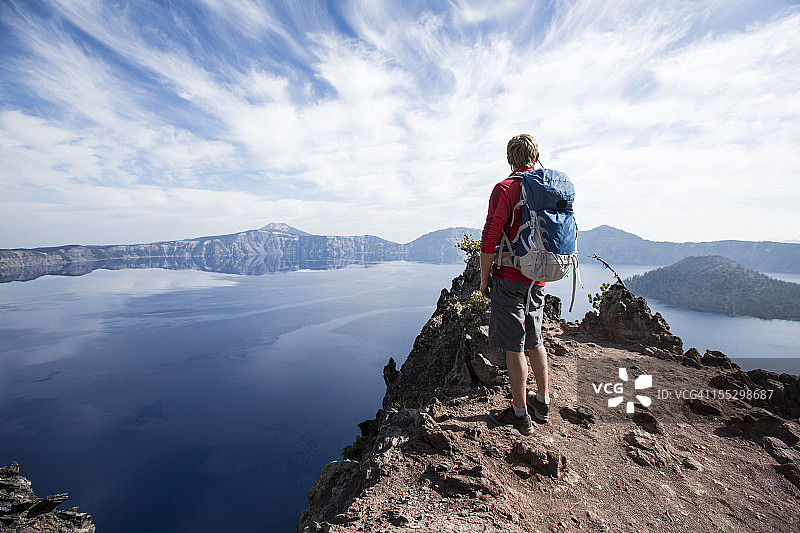 在俄勒冈州徒步环绕火山口湖图片素材