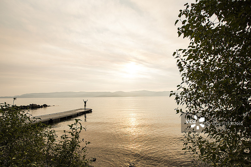 一位女士在欣赏绚丽的日落图片素材