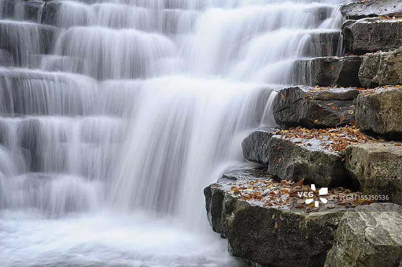 岩石阶梯上的瀑布流水特写图片素材