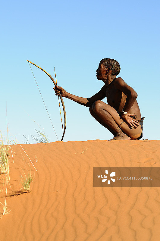 红沙丘上的卡拉哈里布须曼人肖像图片素材