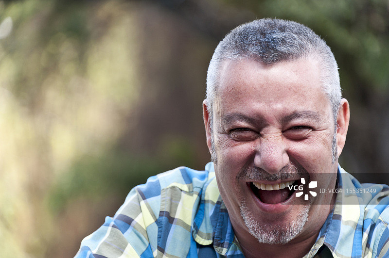 中年男人大笑图片素材