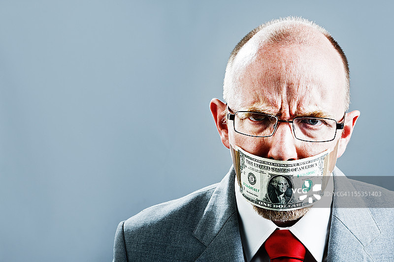 愤怒的商人因美元钞票哑剧而沉默和审查图片素材