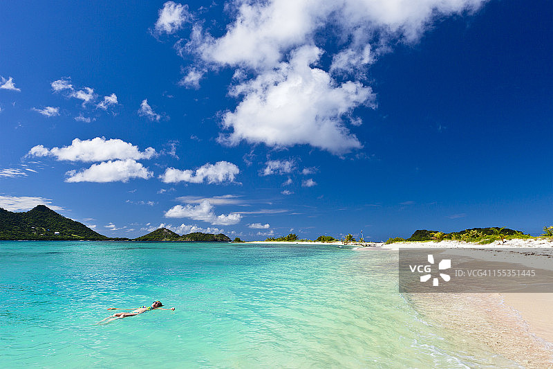 格林纳达桑迪岛的清澈蓝水图片素材