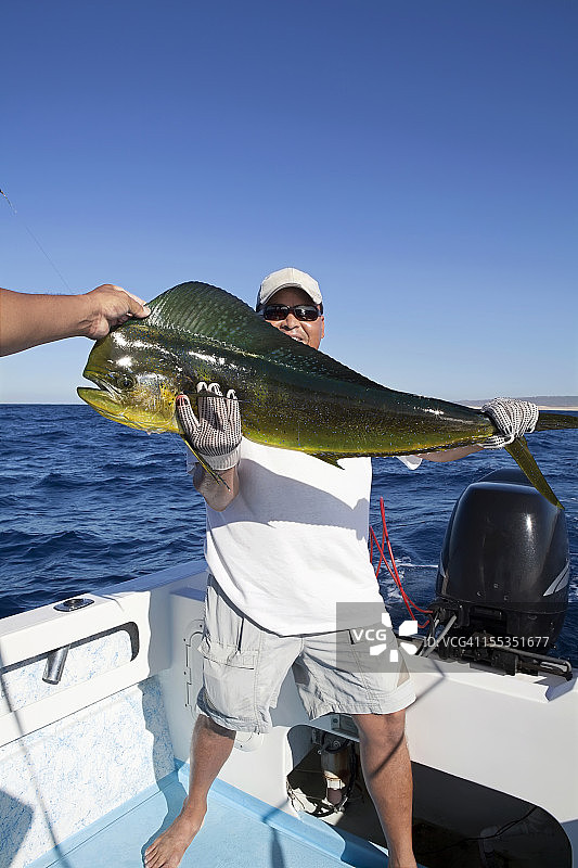 成功钓到鲯鳅的一天图片素材