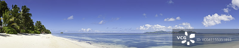 田园假日海滩：白色沙滩，热带岛屿，蓝色泻湖图片素材