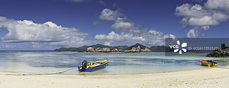 热带岛屿海岸碧绿泻湖海滩图片素材