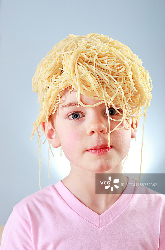 头顶意大利面的女孩图片素材