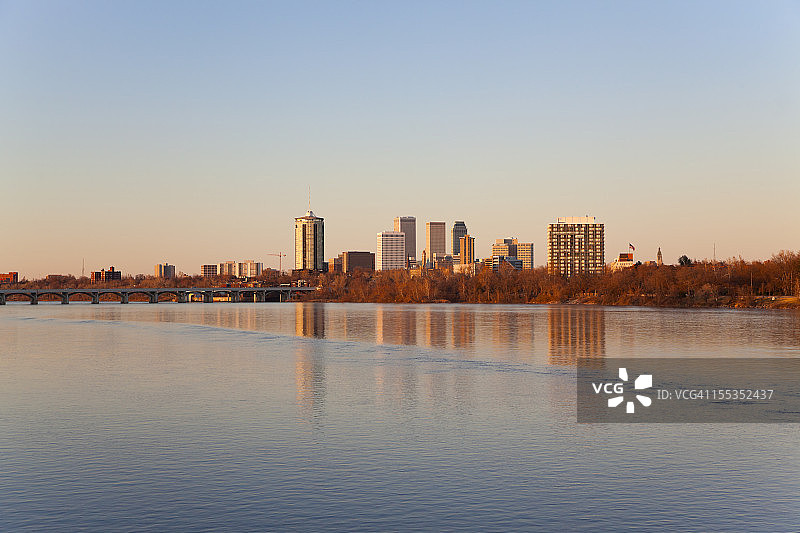 日落时分的塔尔萨天际线图片素材